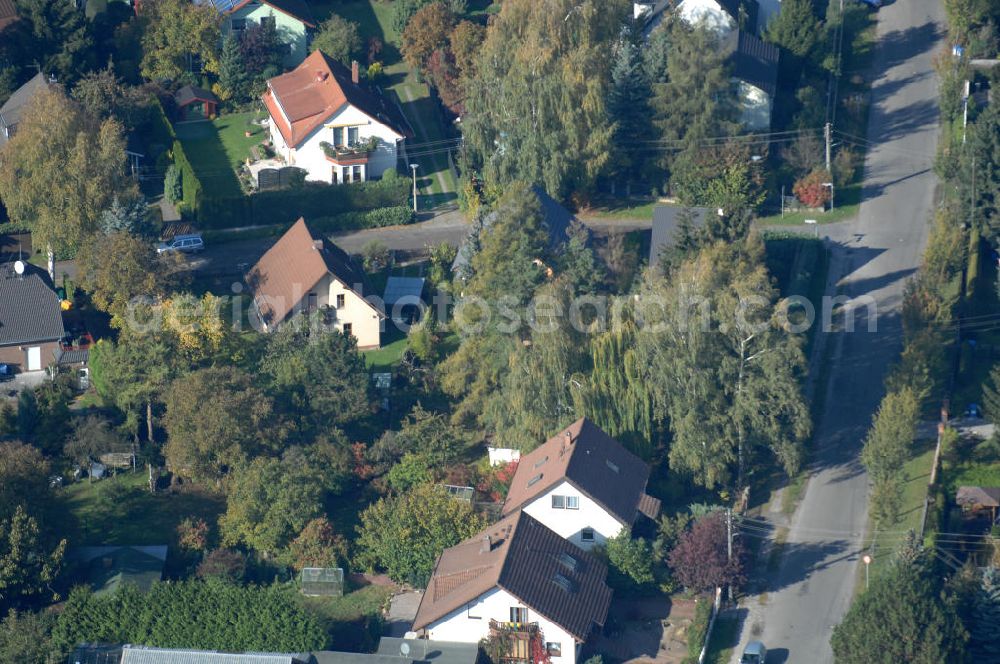 Aerial image Berlin - Blick auf die Mehrfamilienhaus- Wohngebiete südlich der A10 / E55 am Hubertusdamm, Schönerlinder Weg, Teichbergstraße, Roländer Strasse, Am Elsebrocken in Berlin - Karow