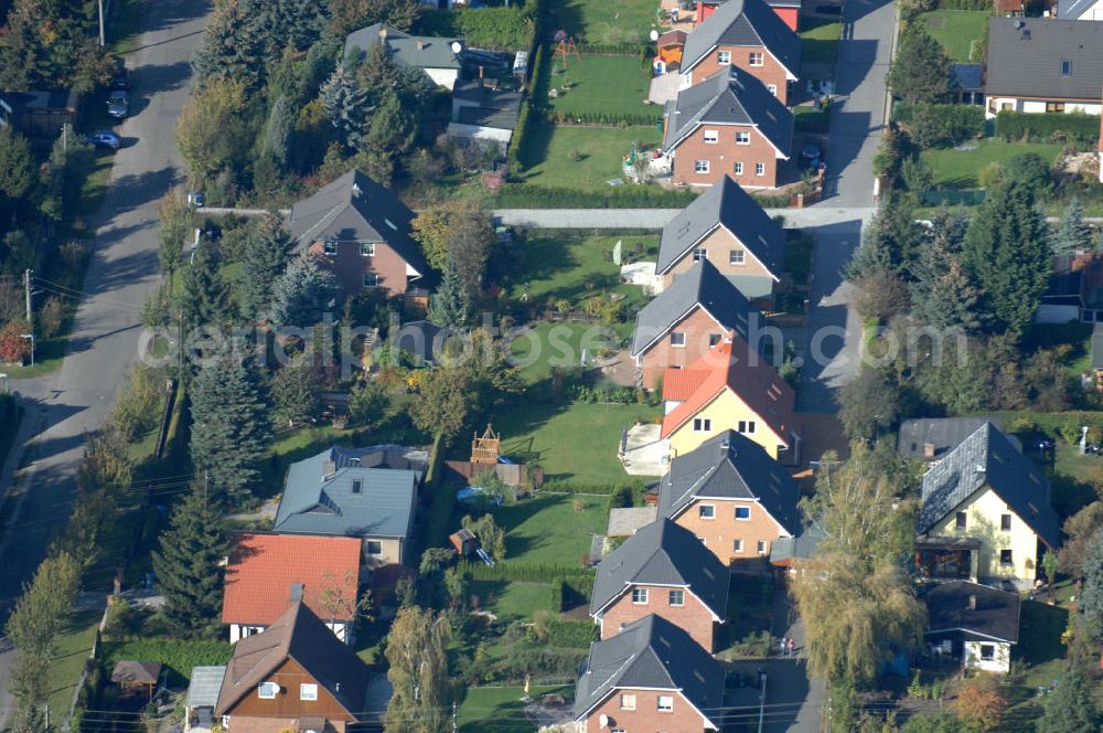 Aerial photograph Berlin - Blick auf die Mehrfamilienhaus- Wohngebiete südlich der A10 / E55 am Hubertusdamm, Schönerlinder Weg, Teichbergstraße, Roländer Strasse, Am Elsebrocken in Berlin - Karow