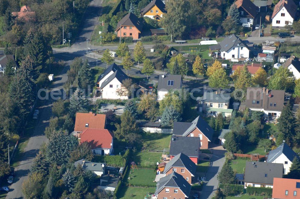 Berlin from above - Blick auf die Mehrfamilienhaus- Wohngebiete südlich der A10 / E55 am Hubertusdamm, Schönerlinder Weg, Teichbergstraße, Roländer Strasse, Am Elsebrocken in Berlin - Karow