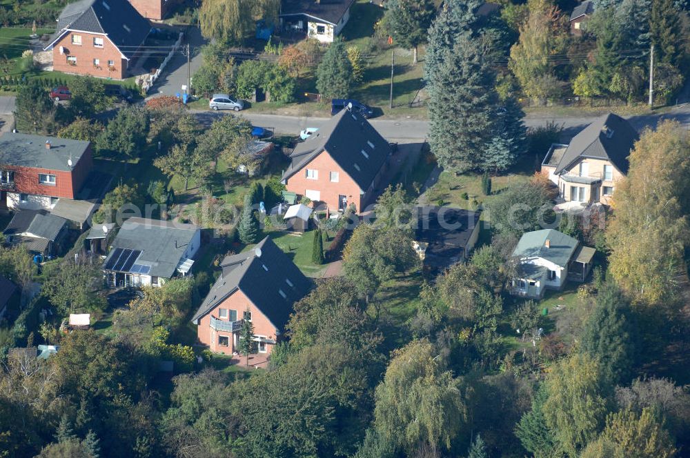 Berlin from the bird's eye view: Blick auf die Mehrfamilienhaus- Wohngebiete südlich der A10 / E55 am Hubertusdamm, Schönerlinder Weg, Teichbergstraße, Roländer Strasse, Am Elsebrocken in Berlin - Karow