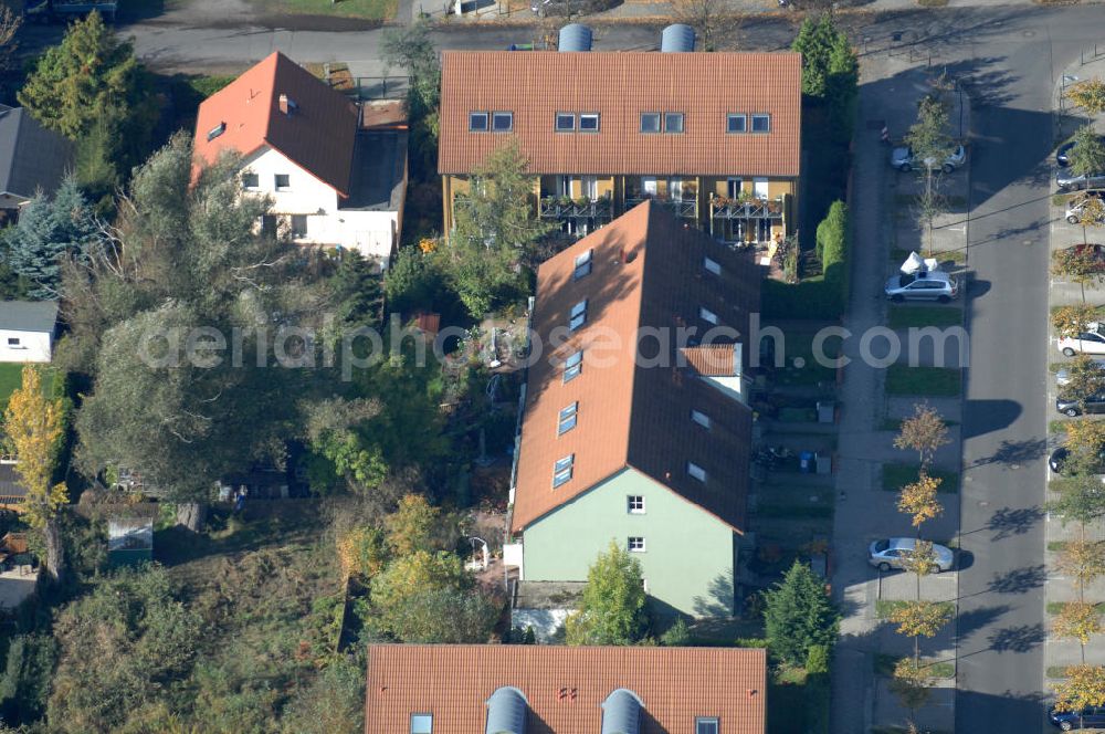 Aerial image Berlin - Blick auf die Mehrfamilienhaus- Wohngebiete südlich der A10 / E55 am Hubertusdamm, Schönerlinder Weg, Teichbergstraße, Roländer Strasse, Am Elsebrocken in Berlin - Karow