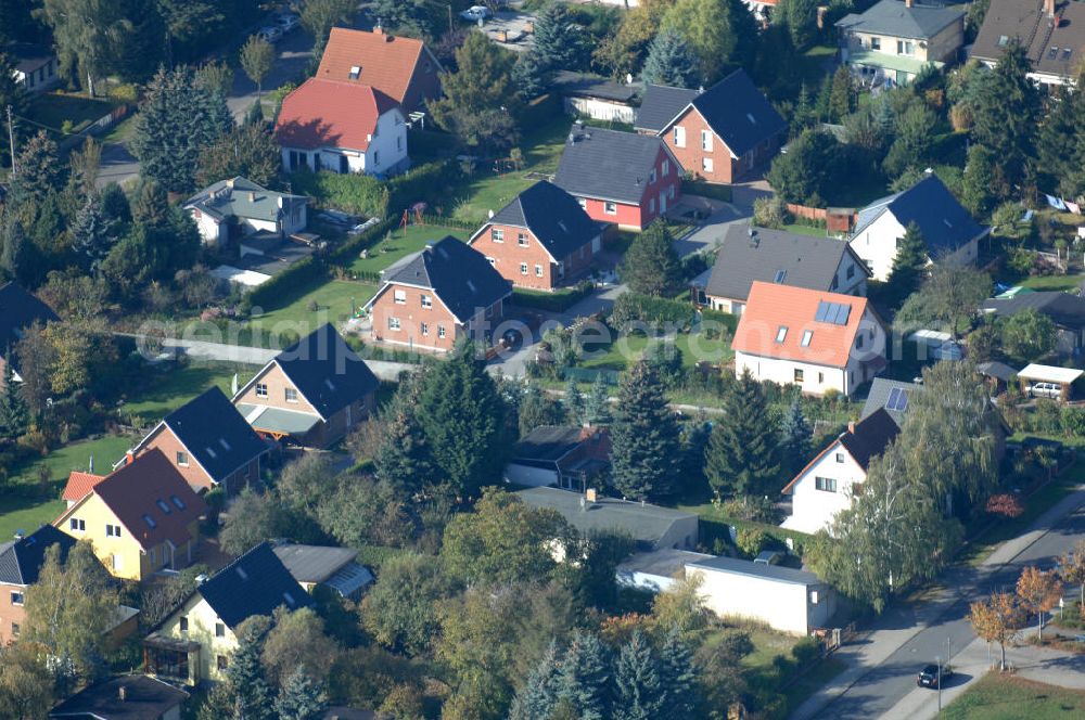 Aerial photograph Berlin - Blick auf die Mehrfamilienhaus- Wohngebiete südlich der A10 / E55 am Hubertusdamm, Schönerlinder Weg, Teichbergstraße, Roländer Strasse, Am Elsebrocken in Berlin - Karow