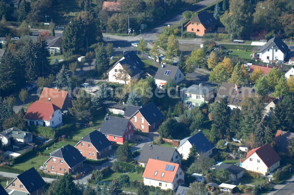 Berlin from above - Blick auf die Mehrfamilienhaus- Wohngebiete südlich der A10 / E55 am Hubertusdamm, Schönerlinder Weg, Teichbergstraße, Roländer Strasse, Am Elsebrocken in Berlin - Karow