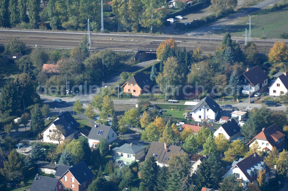 Berlin from the bird's eye view: Blick auf die Mehrfamilienhaus- Wohngebiete südlich der A10 / E55 am Hubertusdamm, Schönerlinder Weg, Teichbergstraße, Roländer Strasse, Am Elsebrocken in Berlin - Karow