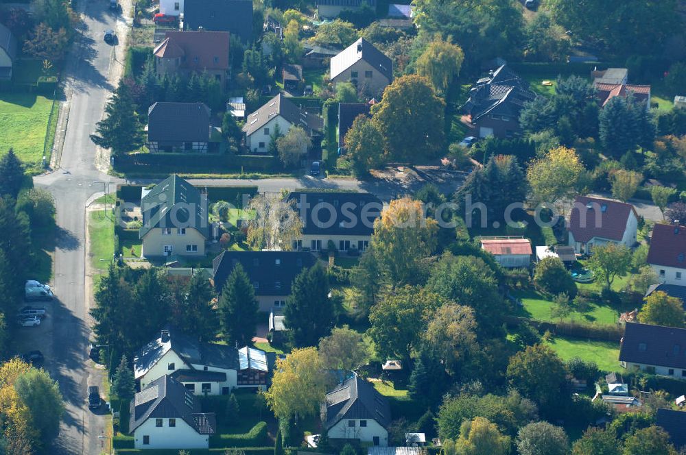 Aerial image Berlin - Blick auf die Mehrfamilienhaus- Wohngebiete südlich der A10 / E55 am Hubertusdamm, Schönerlinder Weg, Teichbergstraße, Roländer Strasse, Am Elsebrocken in Berlin - Karow