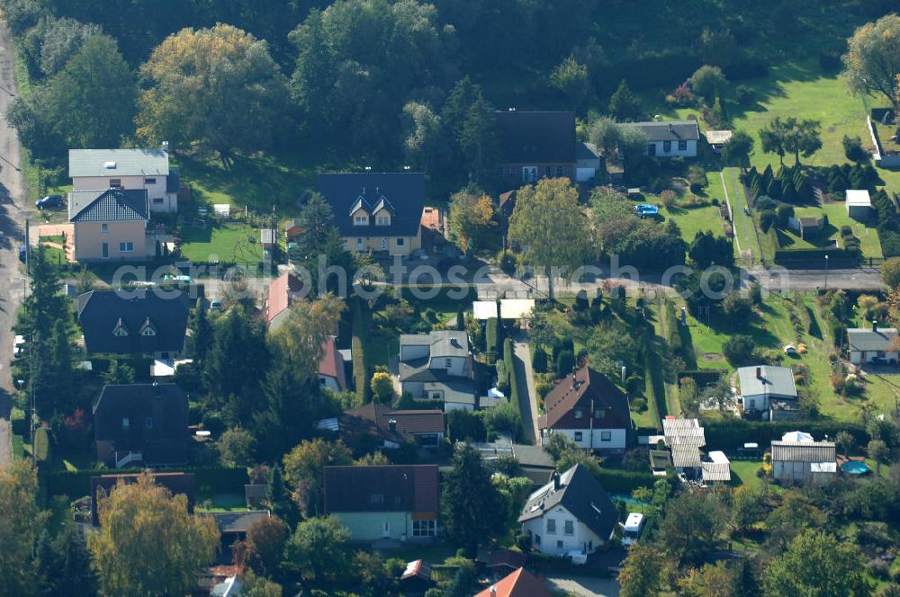 Berlin from the bird's eye view: Blick auf die Mehrfamilienhaus- Wohngebiete südlich der A10 / E55 am Hubertusdamm, Schönerlinder Weg, Teichbergstraße, Roländer Strasse, Am Elsebrocken in Berlin - Karow