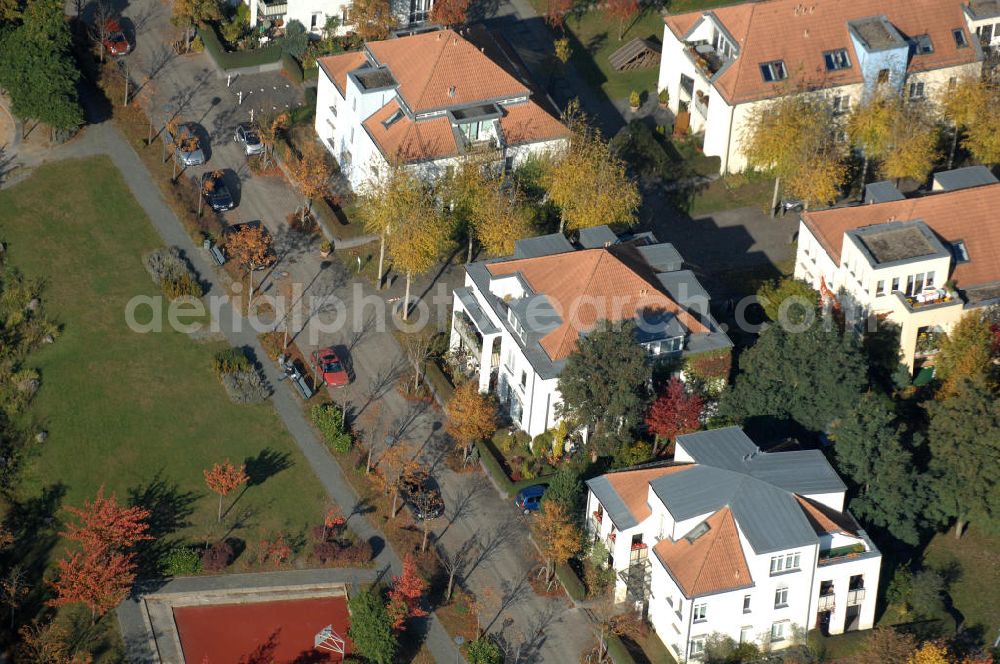 Aerial photograph Berlin - Blick auf die Mehrfamilienhaus- Wohngebiete südlich der A10 / E55 am Hubertusdamm, Schönerlinder Weg, Teichbergstraße, Roländer Strasse, Am Elsebrocken in Berlin - Karow