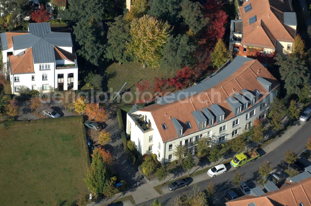 Berlin from above - Blick auf die Mehrfamilienhaus- Wohngebiete südlich der A10 / E55 am Hubertusdamm, Schönerlinder Weg, Teichbergstraße, Roländer Strasse, Am Elsebrocken in Berlin - Karow