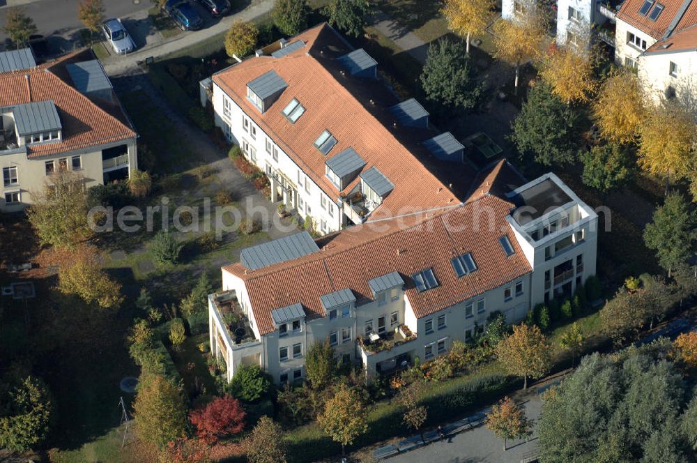 Aerial image Berlin - Blick auf die Mehrfamilienhaus- Wohngebiete südlich der A10 / E55 am Hubertusdamm, Schönerlinder Weg, Teichbergstraße, Roländer Strasse, Am Elsebrocken in Berlin - Karow