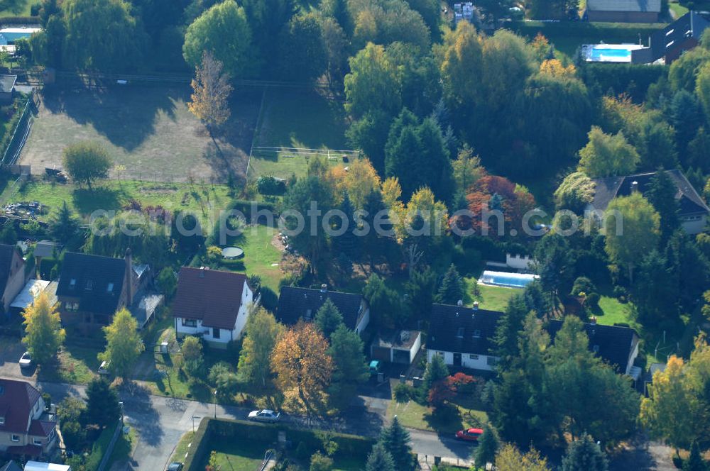 Aerial image Berlin - Blick auf die Mehrfamilienhaus- Wohngebiete südlich der A10 / E55 am Hubertusdamm, Schönerlinder Weg, Teichbergstraße, Roländer Strasse, Am Elsebrocken in Berlin - Karow