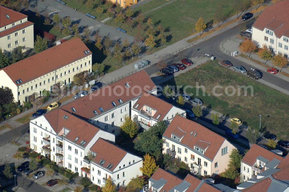 Berlin from the bird's eye view: Blick auf die Mehrfamilienhaus- Wohngebiete südlich der A10 / E55 am Hubertusdamm, Schönerlinder Weg, Teichbergstraße, Roländer Strasse, Am Elsebrocken in Berlin - Karow