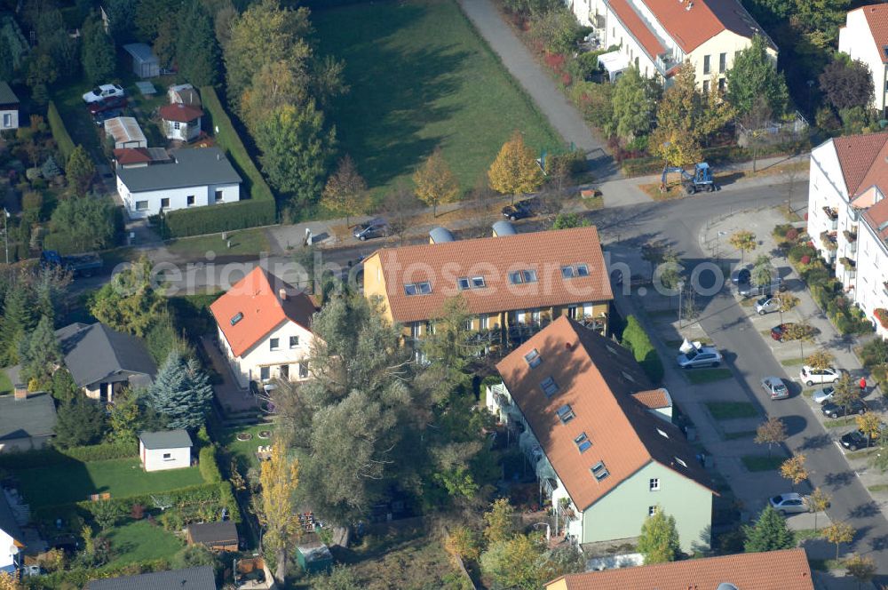 Aerial photograph Berlin - Blick auf die Mehrfamilienhaus- Wohngebiete südlich der A10 / E55 am Hubertusdamm, Schönerlinder Weg, Teichbergstraße, Roländer Strasse, Am Elsebrocken in Berlin - Karow