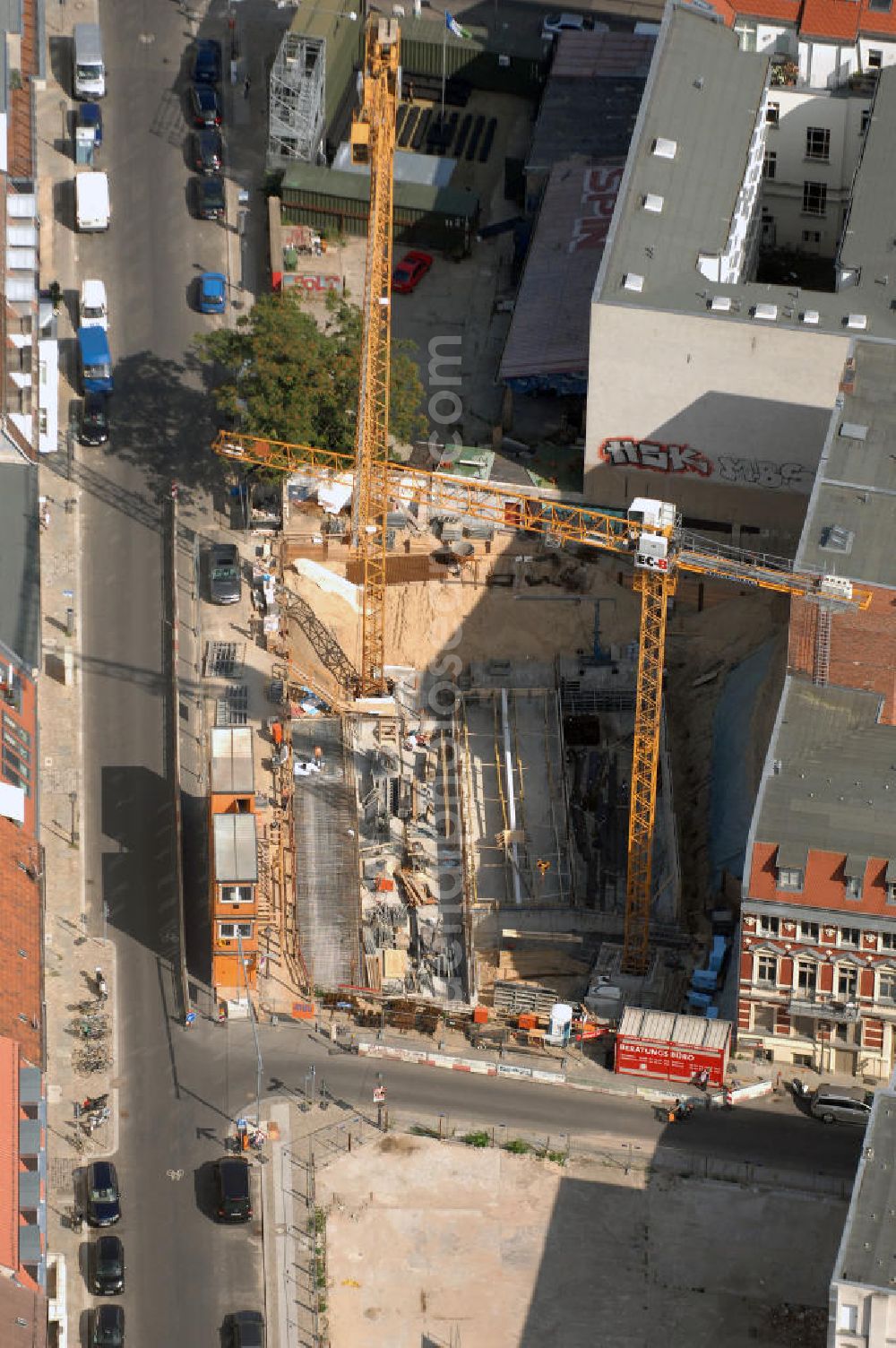 Aerial photograph Berlin - In der Linienstraße 219 in Mitte läuft der Rohbau für 22 Eigentumswohnungen und drei Townhouses. Einen atemberaubenden Blick über die Dächer Berlins hat man ganz oben im L.219. Hier liegt Ihnen die Stadt buchstäblich zu Füßen. Die Inspirationskraft des besonderen Umfeldes im Dreieck zwischen Alexanderplatz, Hackeschem Markt und Museuumsinsel ist in die architektonische Linienführung des Neubaus eingeflossen. Das Architekturbüro Gewers & Partner eine deutliche und unabhängige Formensprache gefunden, die der prägnanten Ecklage des Hauses in der Linienstraße entspricht.