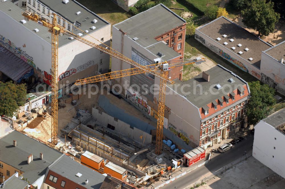 Berlin from above - In der Linienstraße 219 in Mitte läuft der Rohbau für 22 Eigentumswohnungen und drei Townhouses. Einen atemberaubenden Blick über die Dächer Berlins hat man ganz oben im L.219. Hier liegt Ihnen die Stadt buchstäblich zu Füßen. Die Inspirationskraft des besonderen Umfeldes im Dreieck zwischen Alexanderplatz, Hackeschem Markt und Museuumsinsel ist in die architektonische Linienführung des Neubaus eingeflossen. Das Architekturbüro Gewers & Partner eine deutliche und unabhängige Formensprache gefunden, die der prägnanten Ecklage des Hauses in der Linienstraße entspricht.