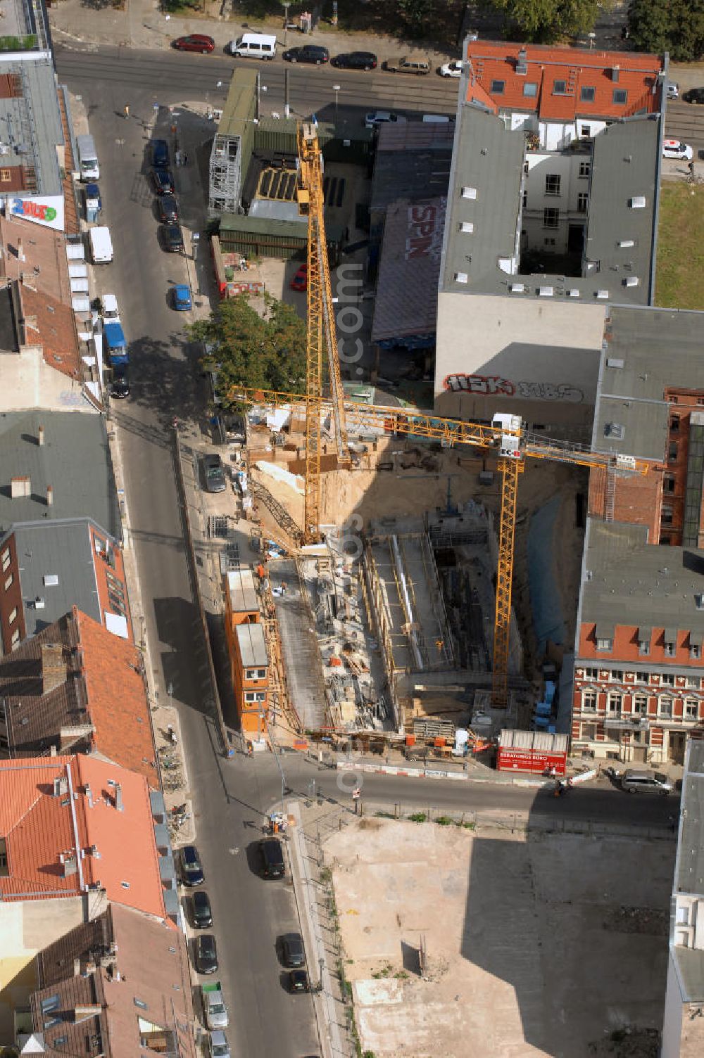 Berlin from the bird's eye view: In der Linienstraße 219 in Mitte läuft der Rohbau für 22 Eigentumswohnungen und drei Townhouses. Einen atemberaubenden Blick über die Dächer Berlins hat man ganz oben im L.219. Hier liegt Ihnen die Stadt buchstäblich zu Füßen. Die Inspirationskraft des besonderen Umfeldes im Dreieck zwischen Alexanderplatz, Hackeschem Markt und Museuumsinsel ist in die architektonische Linienführung des Neubaus eingeflossen. Das Architekturbüro Gewers & Partner eine deutliche und unabhängige Formensprache gefunden, die der prägnanten Ecklage des Hauses in der Linienstraße entspricht.