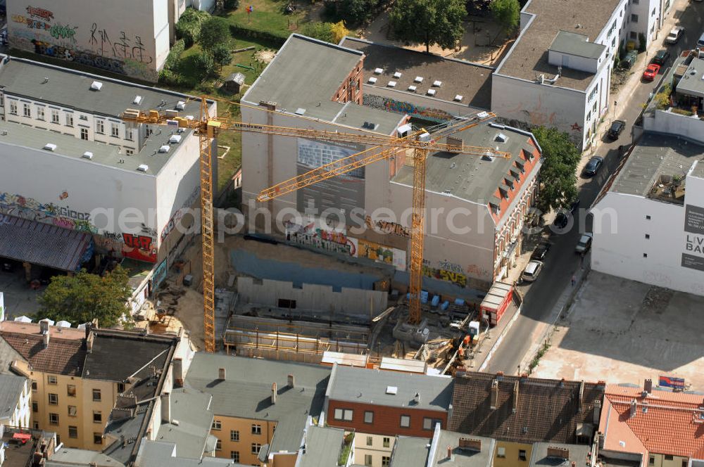 Aerial image Berlin - In der Linienstraße 219 in Mitte läuft der Rohbau für 22 Eigentumswohnungen und drei Townhouses. Einen atemberaubenden Blick über die Dächer Berlins hat man ganz oben im L.219. Hier liegt Ihnen die Stadt buchstäblich zu Füßen. Die Inspirationskraft des besonderen Umfeldes im Dreieck zwischen Alexanderplatz, Hackeschem Markt und Museuumsinsel ist in die architektonische Linienführung des Neubaus eingeflossen. Das Architekturbüro Gewers & Partner eine deutliche und unabhängige Formensprache gefunden, die der prägnanten Ecklage des Hauses in der Linienstraße entspricht.