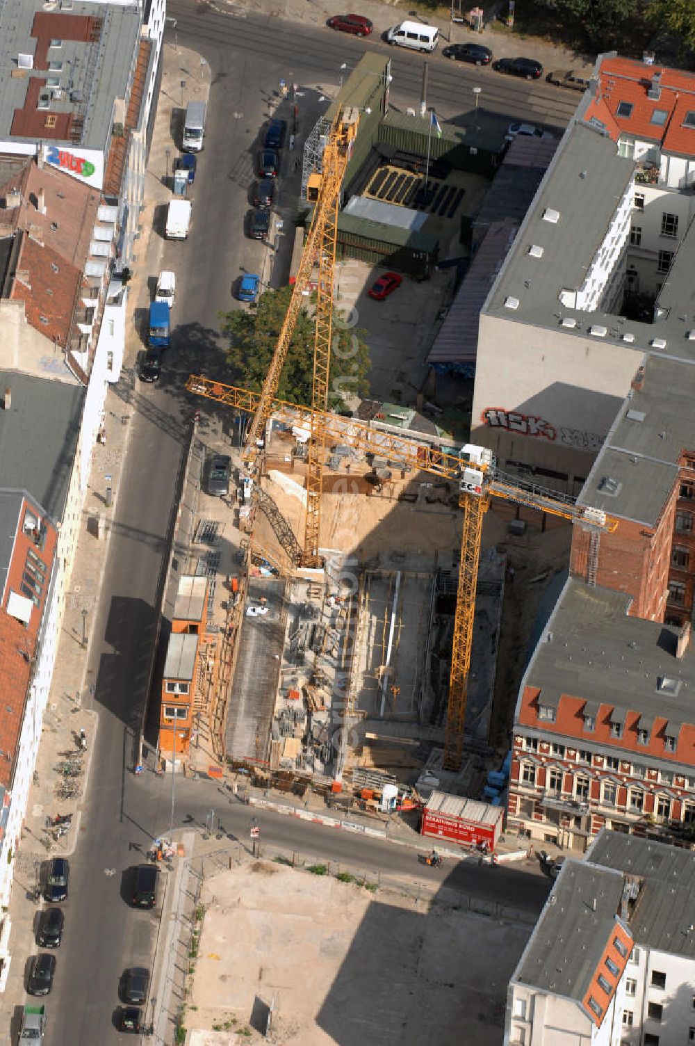 Aerial photograph Berlin - In der Linienstraße 219 in Mitte läuft der Rohbau für 22 Eigentumswohnungen und drei Townhouses. Einen atemberaubenden Blick über die Dächer Berlins hat man ganz oben im L.219. Hier liegt Ihnen die Stadt buchstäblich zu Füßen. Die Inspirationskraft des besonderen Umfeldes im Dreieck zwischen Alexanderplatz, Hackeschem Markt und Museuumsinsel ist in die architektonische Linienführung des Neubaus eingeflossen. Das Architekturbüro Gewers & Partner eine deutliche und unabhängige Formensprache gefunden, die der prägnanten Ecklage des Hauses in der Linienstraße entspricht.