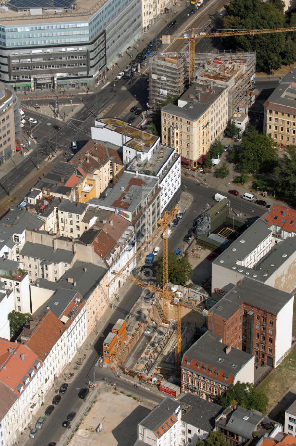 Berlin from above - In der Linienstraße 219 in Mitte läuft der Rohbau für 22 Eigentumswohnungen und drei Townhouses. Einen atemberaubenden Blick über die Dächer Berlins hat man ganz oben im L.219. Hier liegt Ihnen die Stadt buchstäblich zu Füßen. Die Inspirationskraft des besonderen Umfeldes im Dreieck zwischen Alexanderplatz, Hackeschem Markt und Museuumsinsel ist in die architektonische Linienführung des Neubaus eingeflossen. Das Architekturbüro Gewers & Partner eine deutliche und unabhängige Formensprache gefunden, die der prägnanten Ecklage des Hauses in der Linienstraße entspricht.