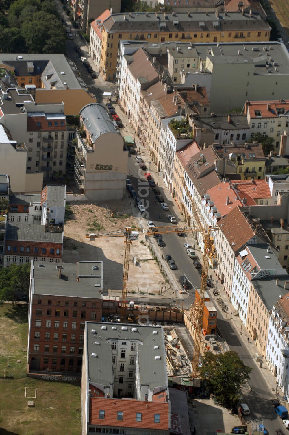 Berlin from the bird's eye view: In der Linienstraße 219 in Mitte läuft der Rohbau für 22 Eigentumswohnungen und drei Townhouses. Einen atemberaubenden Blick über die Dächer Berlins hat man ganz oben im L.219. Hier liegt Ihnen die Stadt buchstäblich zu Füßen. Die Inspirationskraft des besonderen Umfeldes im Dreieck zwischen Alexanderplatz, Hackeschem Markt und Museuumsinsel ist in die architektonische Linienführung des Neubaus eingeflossen. Das Architekturbüro Gewers & Partner eine deutliche und unabhängige Formensprache gefunden, die der prägnanten Ecklage des Hauses in der Linienstraße entspricht.