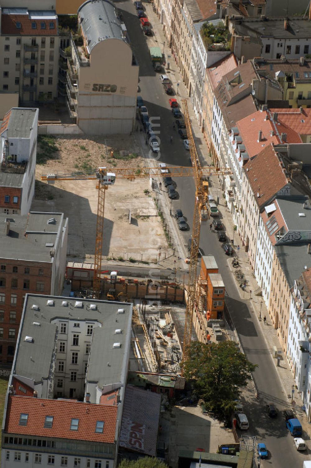 Aerial image Berlin - In der Linienstraße 219 in Mitte läuft der Rohbau für 22 Eigentumswohnungen und drei Townhouses. Einen atemberaubenden Blick über die Dächer Berlins hat man ganz oben im L.219. Hier liegt Ihnen die Stadt buchstäblich zu Füßen. Die Inspirationskraft des besonderen Umfeldes im Dreieck zwischen Alexanderplatz, Hackeschem Markt und Museuumsinsel ist in die architektonische Linienführung des Neubaus eingeflossen. Das Architekturbüro Gewers & Partner eine deutliche und unabhängige Formensprache gefunden, die der prägnanten Ecklage des Hauses in der Linienstraße entspricht.