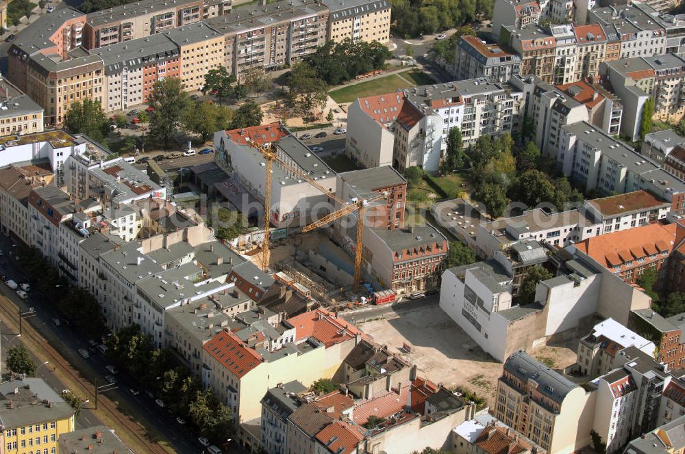 Aerial photograph Berlin - In der Linienstraße 219 in Mitte läuft der Rohbau für 22 Eigentumswohnungen und drei Townhouses. Einen atemberaubenden Blick über die Dächer Berlins hat man ganz oben im L.219. Hier liegt Ihnen die Stadt buchstäblich zu Füßen. Die Inspirationskraft des besonderen Umfeldes im Dreieck zwischen Alexanderplatz, Hackeschem Markt und Museuumsinsel ist in die architektonische Linienführung des Neubaus eingeflossen. Das Architekturbüro Gewers & Partner eine deutliche und unabhängige Formensprache gefunden, die der prägnanten Ecklage des Hauses in der Linienstraße entspricht.