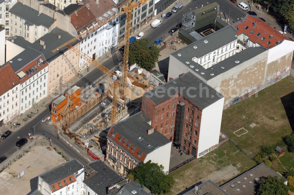 Berlin from above - In der Linienstraße 219 in Mitte läuft der Rohbau für 22 Eigentumswohnungen und drei Townhouses. Einen atemberaubenden Blick über die Dächer Berlins hat man ganz oben im L.219. Hier liegt Ihnen die Stadt buchstäblich zu Füßen. Die Inspirationskraft des besonderen Umfeldes im Dreieck zwischen Alexanderplatz, Hackeschem Markt und Museuumsinsel ist in die architektonische Linienführung des Neubaus eingeflossen. Das Architekturbüro Gewers & Partner eine deutliche und unabhängige Formensprache gefunden, die der prägnanten Ecklage des Hauses in der Linienstraße entspricht.