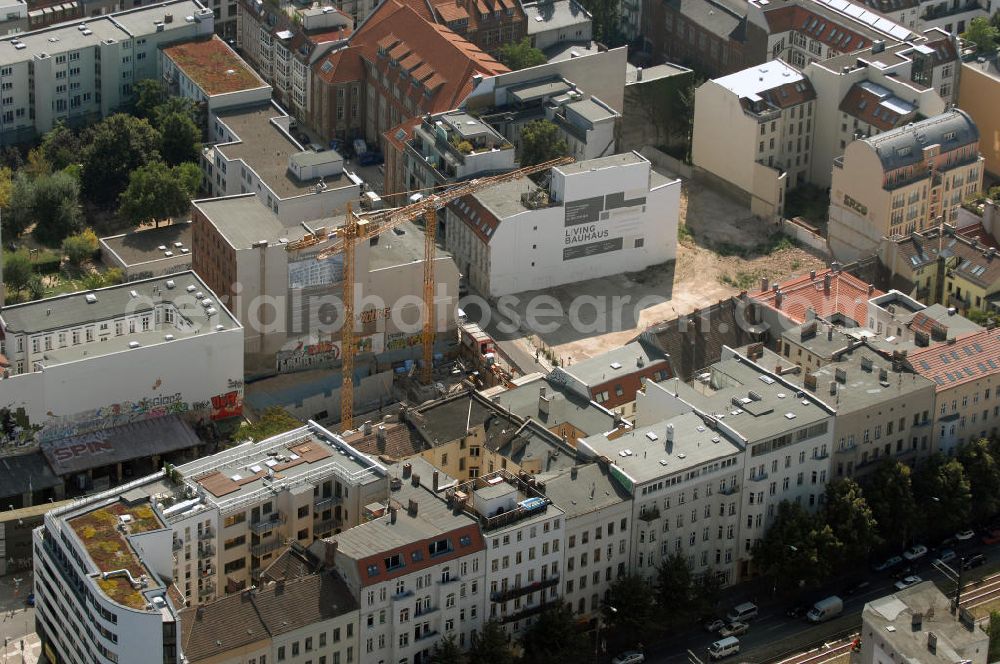 Berlin from the bird's eye view: In der Linienstraße 219 in Mitte läuft der Rohbau für 22 Eigentumswohnungen und drei Townhouses. Einen atemberaubenden Blick über die Dächer Berlins hat man ganz oben im L.219. Hier liegt Ihnen die Stadt buchstäblich zu Füßen. Die Inspirationskraft des besonderen Umfeldes im Dreieck zwischen Alexanderplatz, Hackeschem Markt und Museuumsinsel ist in die architektonische Linienführung des Neubaus eingeflossen. Das Architekturbüro Gewers & Partner eine deutliche und unabhängige Formensprache gefunden, die der prägnanten Ecklage des Hauses in der Linienstraße entspricht.