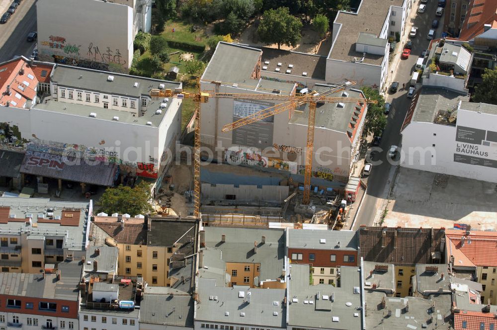 Aerial image Berlin - In der Linienstraße 219 in Mitte läuft der Rohbau für 22 Eigentumswohnungen und drei Townhouses. Einen atemberaubenden Blick über die Dächer Berlins hat man ganz oben im L.219. Hier liegt Ihnen die Stadt buchstäblich zu Füßen. Die Inspirationskraft des besonderen Umfeldes im Dreieck zwischen Alexanderplatz, Hackeschem Markt und Museuumsinsel ist in die architektonische Linienführung des Neubaus eingeflossen. Das Architekturbüro Gewers & Partner eine deutliche und unabhängige Formensprache gefunden, die der prägnanten Ecklage des Hauses in der Linienstraße entspricht.