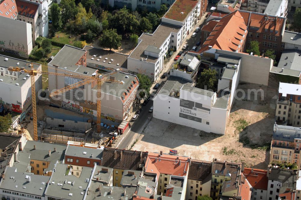 Aerial photograph Berlin - In der Linienstraße 219 in Mitte läuft der Rohbau für 22 Eigentumswohnungen und drei Townhouses. Einen atemberaubenden Blick über die Dächer Berlins hat man ganz oben im L.219. Hier liegt Ihnen die Stadt buchstäblich zu Füßen. Die Inspirationskraft des besonderen Umfeldes im Dreieck zwischen Alexanderplatz, Hackeschem Markt und Museuumsinsel ist in die architektonische Linienführung des Neubaus eingeflossen. Das Architekturbüro Gewers & Partner eine deutliche und unabhängige Formensprache gefunden, die der prägnanten Ecklage des Hauses in der Linienstraße entspricht.