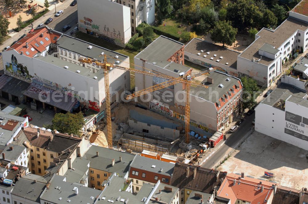 Berlin from above - In der Linienstraße 219 in Mitte läuft der Rohbau für 22 Eigentumswohnungen und drei Townhouses. Einen atemberaubenden Blick über die Dächer Berlins hat man ganz oben im L.219. Hier liegt Ihnen die Stadt buchstäblich zu Füßen. Die Inspirationskraft des besonderen Umfeldes im Dreieck zwischen Alexanderplatz, Hackeschem Markt und Museuumsinsel ist in die architektonische Linienführung des Neubaus eingeflossen. Das Architekturbüro Gewers & Partner eine deutliche und unabhängige Formensprache gefunden, die der prägnanten Ecklage des Hauses in der Linienstraße entspricht.