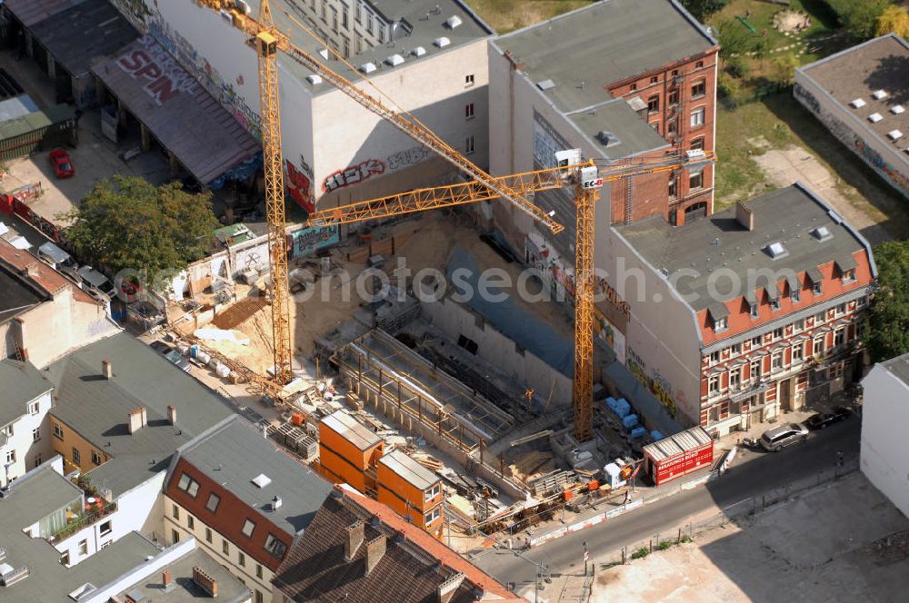 Berlin from the bird's eye view: In der Linienstraße 219 in Mitte läuft der Rohbau für 22 Eigentumswohnungen und drei Townhouses. Einen atemberaubenden Blick über die Dächer Berlins hat man ganz oben im L.219. Hier liegt Ihnen die Stadt buchstäblich zu Füßen. Die Inspirationskraft des besonderen Umfeldes im Dreieck zwischen Alexanderplatz, Hackeschem Markt und Museuumsinsel ist in die architektonische Linienführung des Neubaus eingeflossen. Das Architekturbüro Gewers & Partner eine deutliche und unabhängige Formensprache gefunden, die der prägnanten Ecklage des Hauses in der Linienstraße entspricht.