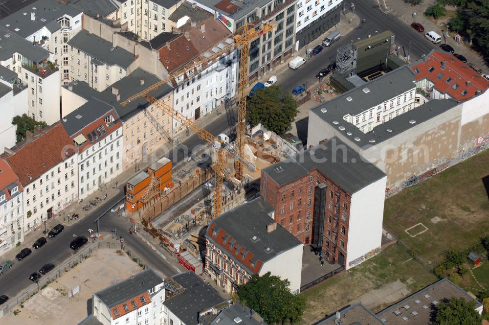 Aerial photograph Berlin - In der Linienstraße 219 in Mitte läuft der Rohbau für 22 Eigentumswohnungen und drei Townhouses. Einen atemberaubenden Blick über die Dächer Berlins hat man ganz oben im L.219. Hier liegt Ihnen die Stadt buchstäblich zu Füßen. Die Inspirationskraft des besonderen Umfeldes im Dreieck zwischen Alexanderplatz, Hackeschem Markt und Museuumsinsel ist in die architektonische Linienführung des Neubaus eingeflossen. Das Architekturbüro Gewers & Partner eine deutliche und unabhängige Formensprache gefunden, die der prägnanten Ecklage des Hauses in der Linienstraße entspricht.