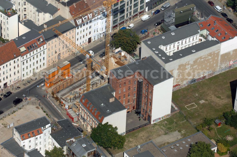 Berlin from above - In der Linienstraße 219 in Mitte läuft der Rohbau für 22 Eigentumswohnungen und drei Townhouses. Einen atemberaubenden Blick über die Dächer Berlins hat man ganz oben im L.219. Hier liegt Ihnen die Stadt buchstäblich zu Füßen. Die Inspirationskraft des besonderen Umfeldes im Dreieck zwischen Alexanderplatz, Hackeschem Markt und Museuumsinsel ist in die architektonische Linienführung des Neubaus eingeflossen. Das Architekturbüro Gewers & Partner eine deutliche und unabhängige Formensprache gefunden, die der prägnanten Ecklage des Hauses in der Linienstraße entspricht.