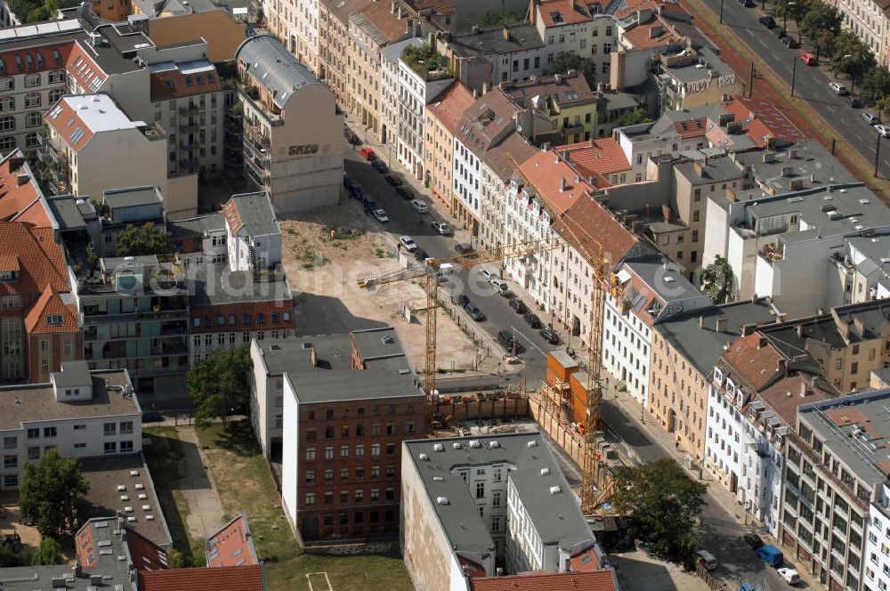 Berlin from the bird's eye view: In der Linienstraße 219 in Mitte läuft der Rohbau für 22 Eigentumswohnungen und drei Townhouses. Einen atemberaubenden Blick über die Dächer Berlins hat man ganz oben im L.219. Hier liegt Ihnen die Stadt buchstäblich zu Füßen. Die Inspirationskraft des besonderen Umfeldes im Dreieck zwischen Alexanderplatz, Hackeschem Markt und Museuumsinsel ist in die architektonische Linienführung des Neubaus eingeflossen. Das Architekturbüro Gewers & Partner eine deutliche und unabhängige Formensprache gefunden, die der prägnanten Ecklage des Hauses in der Linienstraße entspricht.