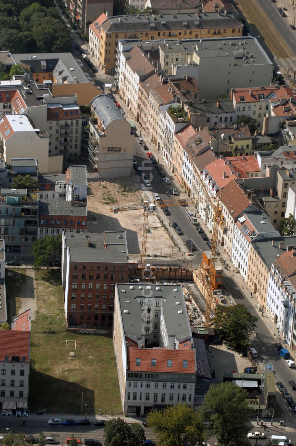 Aerial image Berlin - In der Linienstraße 219 in Mitte läuft der Rohbau für 22 Eigentumswohnungen und drei Townhouses. Einen atemberaubenden Blick über die Dächer Berlins hat man ganz oben im L.219. Hier liegt Ihnen die Stadt buchstäblich zu Füßen. Die Inspirationskraft des besonderen Umfeldes im Dreieck zwischen Alexanderplatz, Hackeschem Markt und Museuumsinsel ist in die architektonische Linienführung des Neubaus eingeflossen. Das Architekturbüro Gewers & Partner eine deutliche und unabhängige Formensprache gefunden, die der prägnanten Ecklage des Hauses in der Linienstraße entspricht.