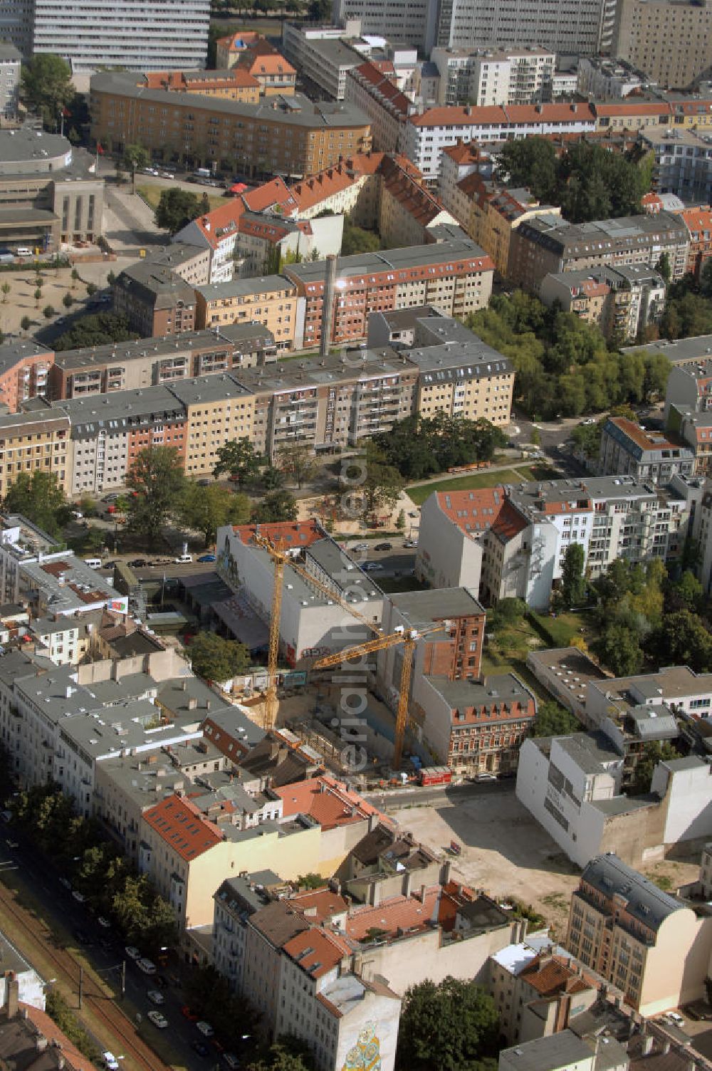 Aerial photograph Berlin - In der Linienstraße 219 in Mitte läuft der Rohbau für 22 Eigentumswohnungen und drei Townhouses. Einen atemberaubenden Blick über die Dächer Berlins hat man ganz oben im L.219. Hier liegt Ihnen die Stadt buchstäblich zu Füßen. Die Inspirationskraft des besonderen Umfeldes im Dreieck zwischen Alexanderplatz, Hackeschem Markt und Museuumsinsel ist in die architektonische Linienführung des Neubaus eingeflossen. Das Architekturbüro Gewers & Partner eine deutliche und unabhängige Formensprache gefunden, die der prägnanten Ecklage des Hauses in der Linienstraße entspricht.