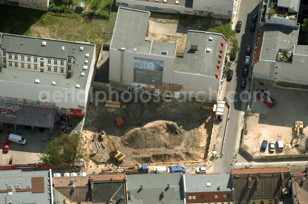 Aerial photograph Berlin - In der Linienstraße 219 in Mitte hat der Bau für 22 Eigentumswohnungen und drei Townhouses begonnen. Einen atemberaubenden Blick über die Dächer Berlins hat man ganz oben im L.219. Hier liegt Ihnen die Stadt buchstäblich zu Füßen. Die Inspirationskraft des besonderen Umfeldes im Dreieck zwischen Alexanderplatz, Hackeschem Markt und Museuumsinsel ist in die architektonische Linienführung des Neubaus eingeflossen. Das Architekturbüro Gewers & Partner eine deutliche und unabhängige Formensprache gefunden, die der prägnanten Ecklage des Hauses in der Linienstraße entspricht.