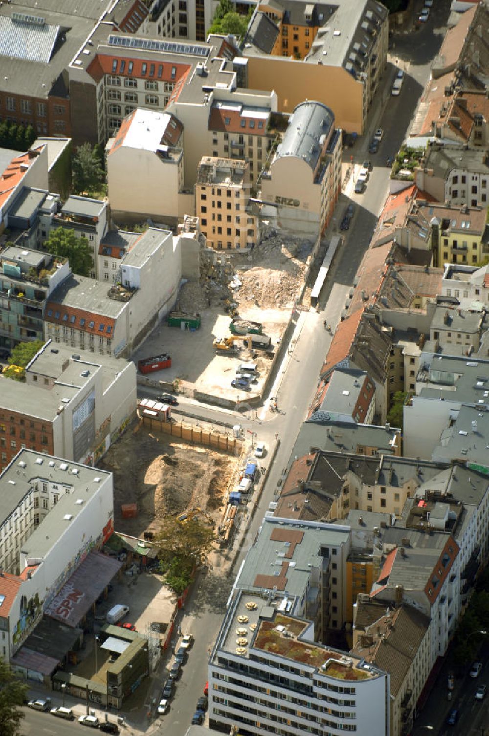 Berlin from above - In der Linienstraße 219 in Mitte hat der Bau für 22 Eigentumswohnungen und drei Townhouses begonnen. Einen atemberaubenden Blick über die Dächer Berlins hat man ganz oben im L.219. Hier liegt Ihnen die Stadt buchstäblich zu Füßen. Die Inspirationskraft des besonderen Umfeldes im Dreieck zwischen Alexanderplatz, Hackeschem Markt und Museuumsinsel ist in die architektonische Linienführung des Neubaus eingeflossen. Das Architekturbüro Gewers & Partner eine deutliche und unabhängige Formensprache gefunden, die der prägnanten Ecklage des Hauses in der Linienstraße entspricht.