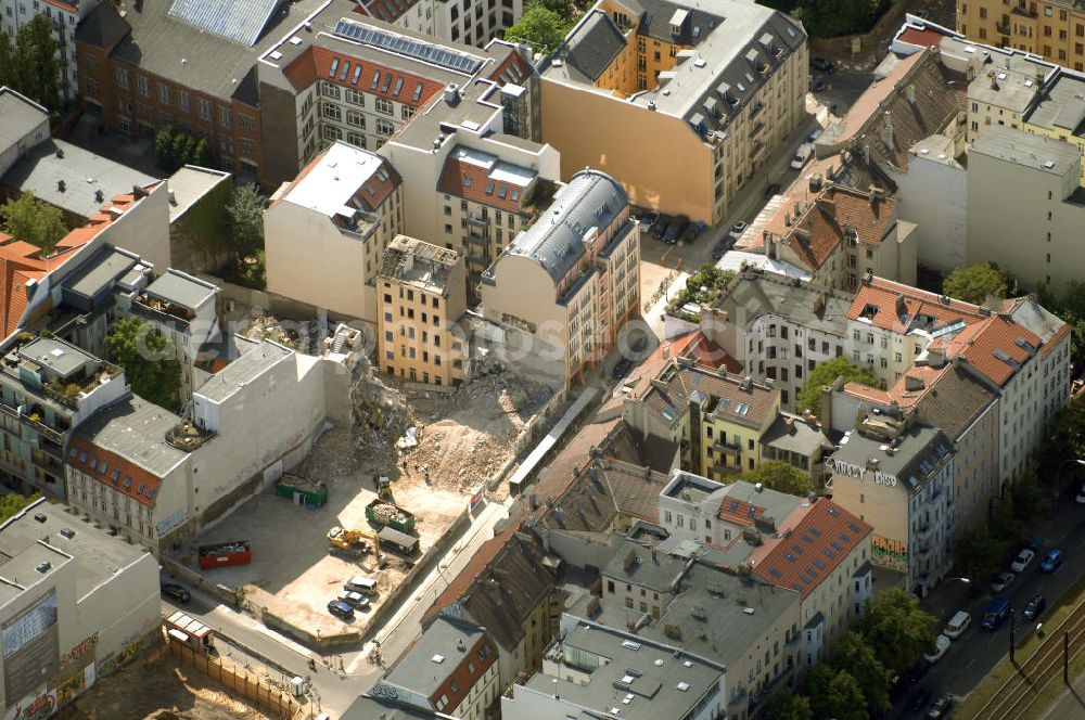 Berlin from the bird's eye view: In der Linienstraße 219 in Mitte hat der Bau für 22 Eigentumswohnungen und drei Townhouses begonnen. Einen atemberaubenden Blick über die Dächer Berlins hat man ganz oben im L.219. Hier liegt Ihnen die Stadt buchstäblich zu Füßen. Die Inspirationskraft des besonderen Umfeldes im Dreieck zwischen Alexanderplatz, Hackeschem Markt und Museuumsinsel ist in die architektonische Linienführung des Neubaus eingeflossen. Das Architekturbüro Gewers & Partner eine deutliche und unabhängige Formensprache gefunden, die der prägnanten Ecklage des Hauses in der Linienstraße entspricht.