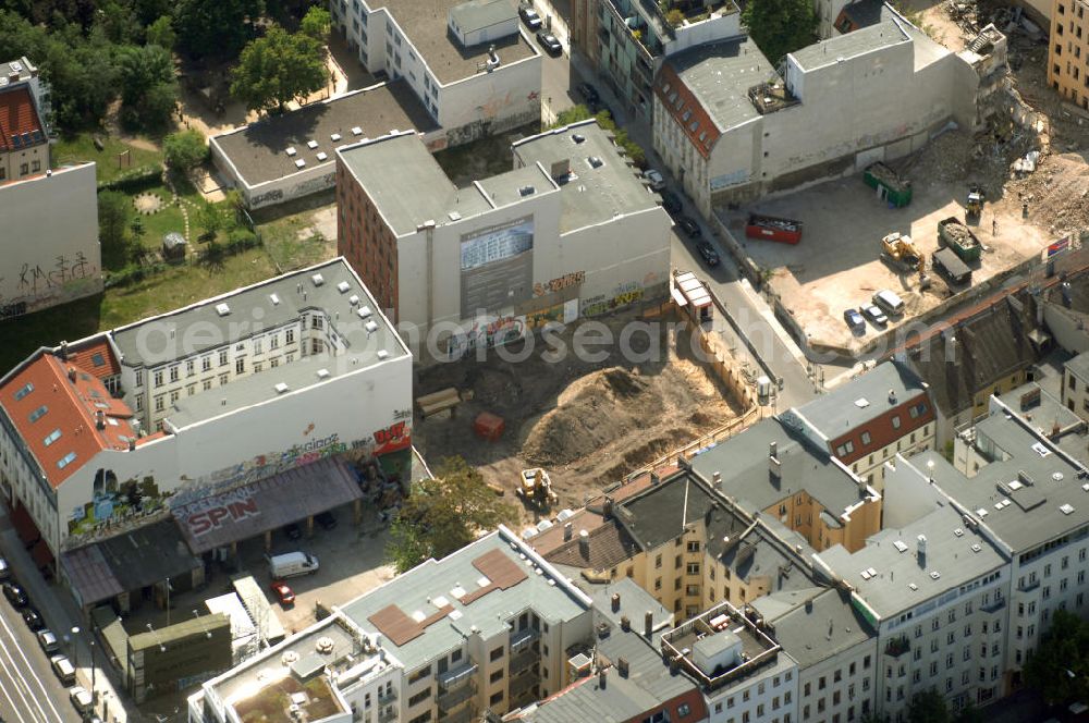 Aerial image Berlin - In der Linienstraße 219 in Mitte hat der Bau für 22 Eigentumswohnungen und drei Townhouses begonnen. Einen atemberaubenden Blick über die Dächer Berlins hat man ganz oben im L.219. Hier liegt Ihnen die Stadt buchstäblich zu Füßen. Die Inspirationskraft des besonderen Umfeldes im Dreieck zwischen Alexanderplatz, Hackeschem Markt und Museuumsinsel ist in die architektonische Linienführung des Neubaus eingeflossen. Das Architekturbüro Gewers & Partner eine deutliche und unabhängige Formensprache gefunden, die der prägnanten Ecklage des Hauses in der Linienstraße entspricht.