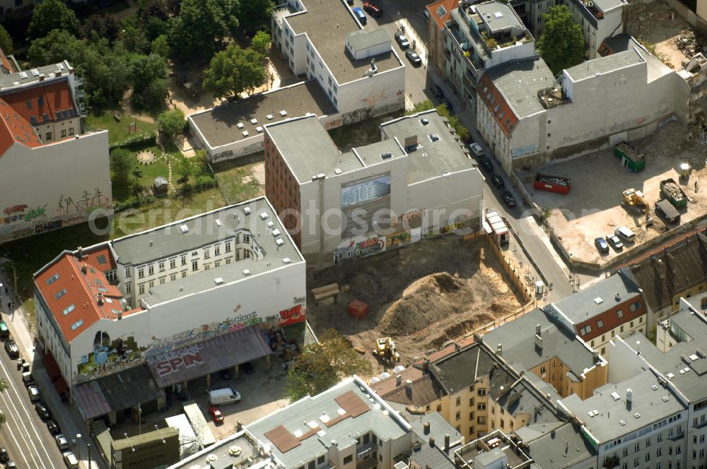 Aerial photograph Berlin - In der Linienstraße 219 in Mitte hat der Bau für 22 Eigentumswohnungen und drei Townhouses begonnen. Einen atemberaubenden Blick über die Dächer Berlins hat man ganz oben im L.219. Hier liegt Ihnen die Stadt buchstäblich zu Füßen. Die Inspirationskraft des besonderen Umfeldes im Dreieck zwischen Alexanderplatz, Hackeschem Markt und Museuumsinsel ist in die architektonische Linienführung des Neubaus eingeflossen. Das Architekturbüro Gewers & Partner eine deutliche und unabhängige Formensprache gefunden, die der prägnanten Ecklage des Hauses in der Linienstraße entspricht.