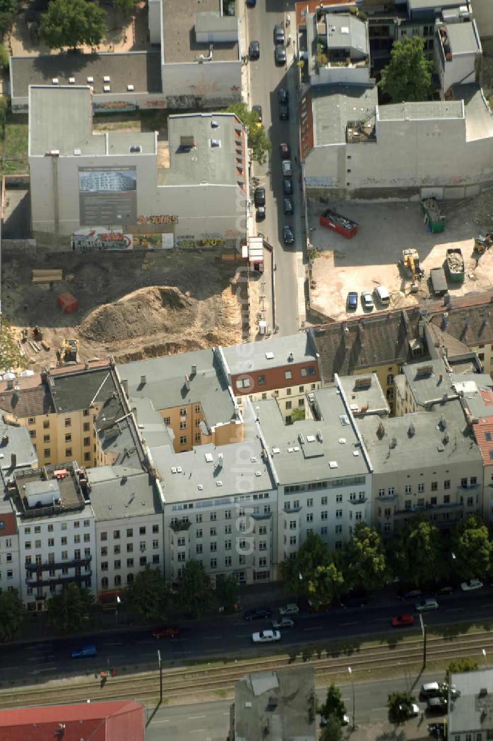 Berlin from above - In der Linienstraße 219 in Mitte hat der Bau für 22 Eigentumswohnungen und drei Townhouses begonnen. Einen atemberaubenden Blick über die Dächer Berlins hat man ganz oben im L.219. Hier liegt Ihnen die Stadt buchstäblich zu Füßen. Die Inspirationskraft des besonderen Umfeldes im Dreieck zwischen Alexanderplatz, Hackeschem Markt und Museuumsinsel ist in die architektonische Linienführung des Neubaus eingeflossen. Das Architekturbüro Gewers & Partner eine deutliche und unabhängige Formensprache gefunden, die der prägnanten Ecklage des Hauses in der Linienstraße entspricht.