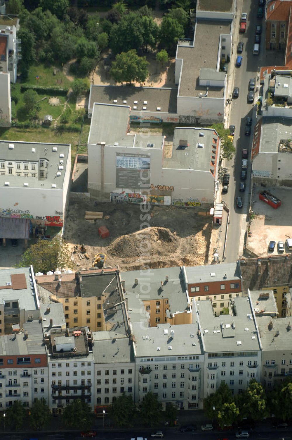 Berlin from the bird's eye view: In der Linienstraße 219 in Mitte hat der Bau für 22 Eigentumswohnungen und drei Townhouses begonnen. Einen atemberaubenden Blick über die Dächer Berlins hat man ganz oben im L.219. Hier liegt Ihnen die Stadt buchstäblich zu Füßen. Die Inspirationskraft des besonderen Umfeldes im Dreieck zwischen Alexanderplatz, Hackeschem Markt und Museuumsinsel ist in die architektonische Linienführung des Neubaus eingeflossen. Das Architekturbüro Gewers & Partner eine deutliche und unabhängige Formensprache gefunden, die der prägnanten Ecklage des Hauses in der Linienstraße entspricht.