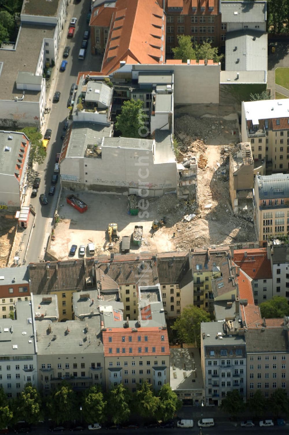 Aerial image Berlin - In der Linienstraße 219 in Mitte hat der Bau für 22 Eigentumswohnungen und drei Townhouses begonnen. Einen atemberaubenden Blick über die Dächer Berlins hat man ganz oben im L.219. Hier liegt Ihnen die Stadt buchstäblich zu Füßen. Die Inspirationskraft des besonderen Umfeldes im Dreieck zwischen Alexanderplatz, Hackeschem Markt und Museuumsinsel ist in die architektonische Linienführung des Neubaus eingeflossen. Das Architekturbüro Gewers & Partner eine deutliche und unabhängige Formensprache gefunden, die der prägnanten Ecklage des Hauses in der Linienstraße entspricht.