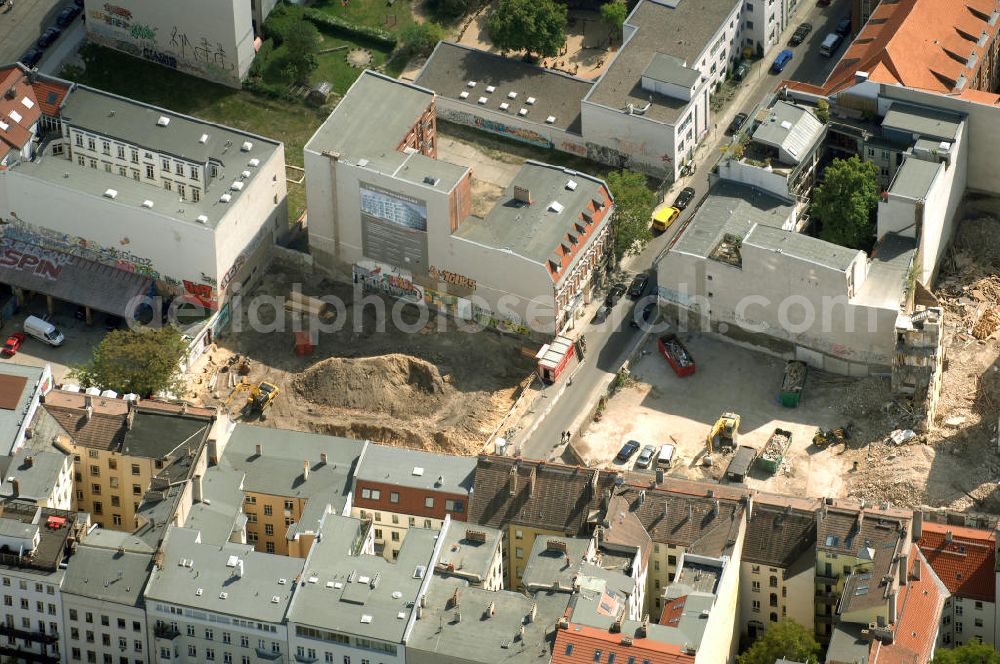 Aerial photograph Berlin - In der Linienstraße 219 in Mitte hat der Bau für 22 Eigentumswohnungen und drei Townhouses begonnen. Einen atemberaubenden Blick über die Dächer Berlins hat man ganz oben im L.219. Hier liegt Ihnen die Stadt buchstäblich zu Füßen. Die Inspirationskraft des besonderen Umfeldes im Dreieck zwischen Alexanderplatz, Hackeschem Markt und Museuumsinsel ist in die architektonische Linienführung des Neubaus eingeflossen. Das Architekturbüro Gewers & Partner eine deutliche und unabhängige Formensprache gefunden, die der prägnanten Ecklage des Hauses in der Linienstraße entspricht.