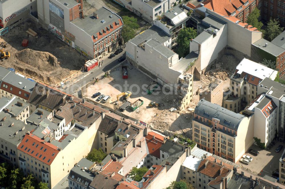 Berlin from above - In der Linienstraße 219 in Mitte hat der Bau für 22 Eigentumswohnungen und drei Townhouses begonnen. Einen atemberaubenden Blick über die Dächer Berlins hat man ganz oben im L.219. Hier liegt Ihnen die Stadt buchstäblich zu Füßen. Die Inspirationskraft des besonderen Umfeldes im Dreieck zwischen Alexanderplatz, Hackeschem Markt und Museuumsinsel ist in die architektonische Linienführung des Neubaus eingeflossen. Das Architekturbüro Gewers & Partner eine deutliche und unabhängige Formensprache gefunden, die der prägnanten Ecklage des Hauses in der Linienstraße entspricht.