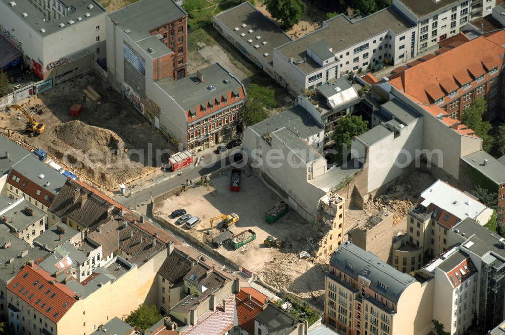 Berlin from the bird's eye view: In der Linienstraße 219 in Mitte hat der Bau für 22 Eigentumswohnungen und drei Townhouses begonnen. Einen atemberaubenden Blick über die Dächer Berlins hat man ganz oben im L.219. Hier liegt Ihnen die Stadt buchstäblich zu Füßen. Die Inspirationskraft des besonderen Umfeldes im Dreieck zwischen Alexanderplatz, Hackeschem Markt und Museuumsinsel ist in die architektonische Linienführung des Neubaus eingeflossen. Das Architekturbüro Gewers & Partner eine deutliche und unabhängige Formensprache gefunden, die der prägnanten Ecklage des Hauses in der Linienstraße entspricht.