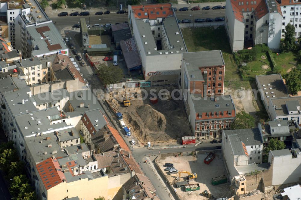 Aerial image Berlin - In der Linienstraße 219 in Mitte hat der Bau für 22 Eigentumswohnungen und drei Townhouses begonnen. Einen atemberaubenden Blick über die Dächer Berlins hat man ganz oben im L.219. Hier liegt Ihnen die Stadt buchstäblich zu Füßen. Die Inspirationskraft des besonderen Umfeldes im Dreieck zwischen Alexanderplatz, Hackeschem Markt und Museuumsinsel ist in die architektonische Linienführung des Neubaus eingeflossen. Das Architekturbüro Gewers & Partner eine deutliche und unabhängige Formensprache gefunden, die der prägnanten Ecklage des Hauses in der Linienstraße entspricht.