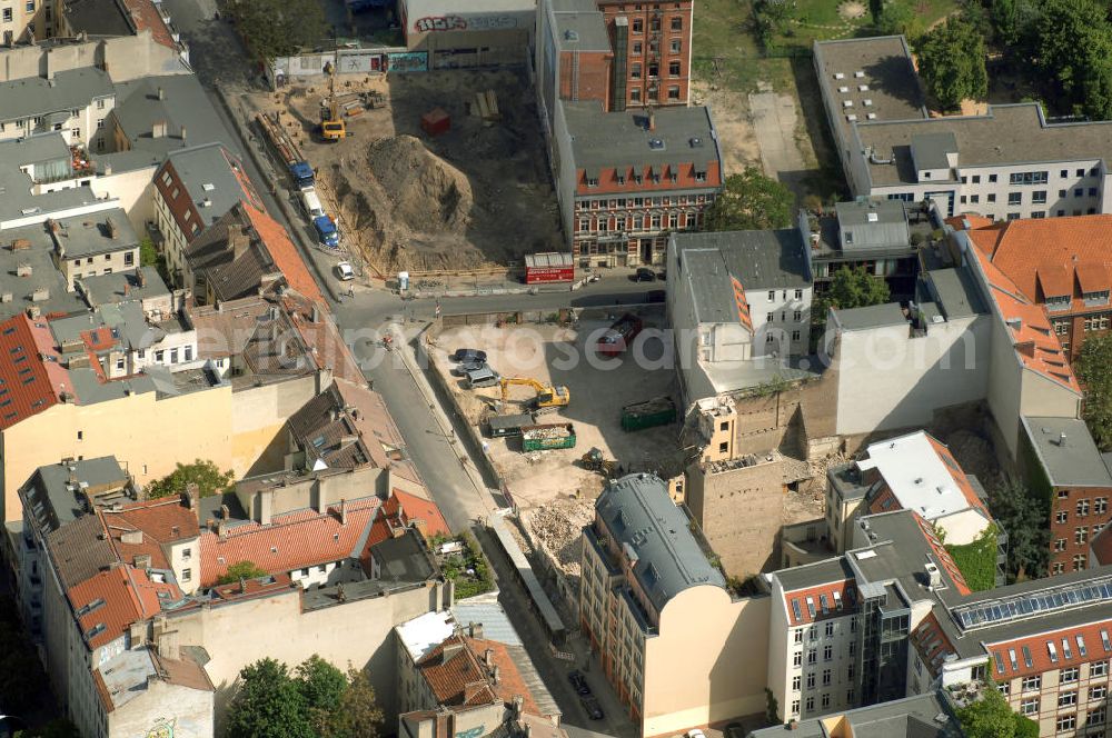 Aerial photograph Berlin - In der Linienstraße 219 in Mitte hat der Bau für 22 Eigentumswohnungen und drei Townhouses begonnen. Einen atemberaubenden Blick über die Dächer Berlins hat man ganz oben im L.219. Hier liegt Ihnen die Stadt buchstäblich zu Füßen. Die Inspirationskraft des besonderen Umfeldes im Dreieck zwischen Alexanderplatz, Hackeschem Markt und Museuumsinsel ist in die architektonische Linienführung des Neubaus eingeflossen. Das Architekturbüro Gewers & Partner eine deutliche und unabhängige Formensprache gefunden, die der prägnanten Ecklage des Hauses in der Linienstraße entspricht.