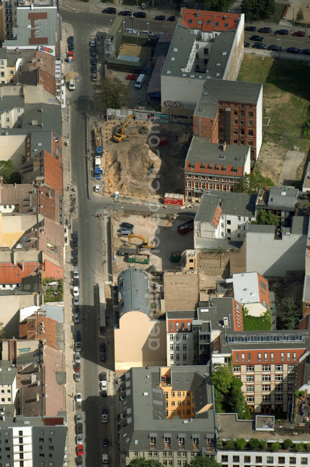 Berlin from above - In der Linienstraße 219 in Mitte hat der Bau für 22 Eigentumswohnungen und drei Townhouses begonnen. Einen atemberaubenden Blick über die Dächer Berlins hat man ganz oben im L.219. Hier liegt Ihnen die Stadt buchstäblich zu Füßen. Die Inspirationskraft des besonderen Umfeldes im Dreieck zwischen Alexanderplatz, Hackeschem Markt und Museuumsinsel ist in die architektonische Linienführung des Neubaus eingeflossen. Das Architekturbüro Gewers & Partner eine deutliche und unabhängige Formensprache gefunden, die der prägnanten Ecklage des Hauses in der Linienstraße entspricht.